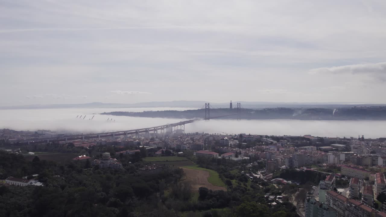 Vista panoramica del famoso ponte 25 de Abril e della statua del Cristo Re.