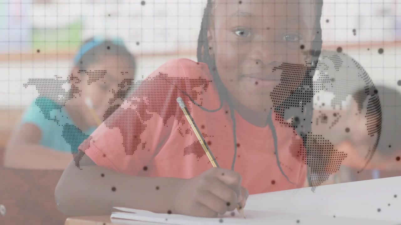 Video verticale: Ragazza che scrive con una matita gialla dopo un suggerimento, alzando lo sguardo mentre una griglia di mappa si sovrappone alla classe.