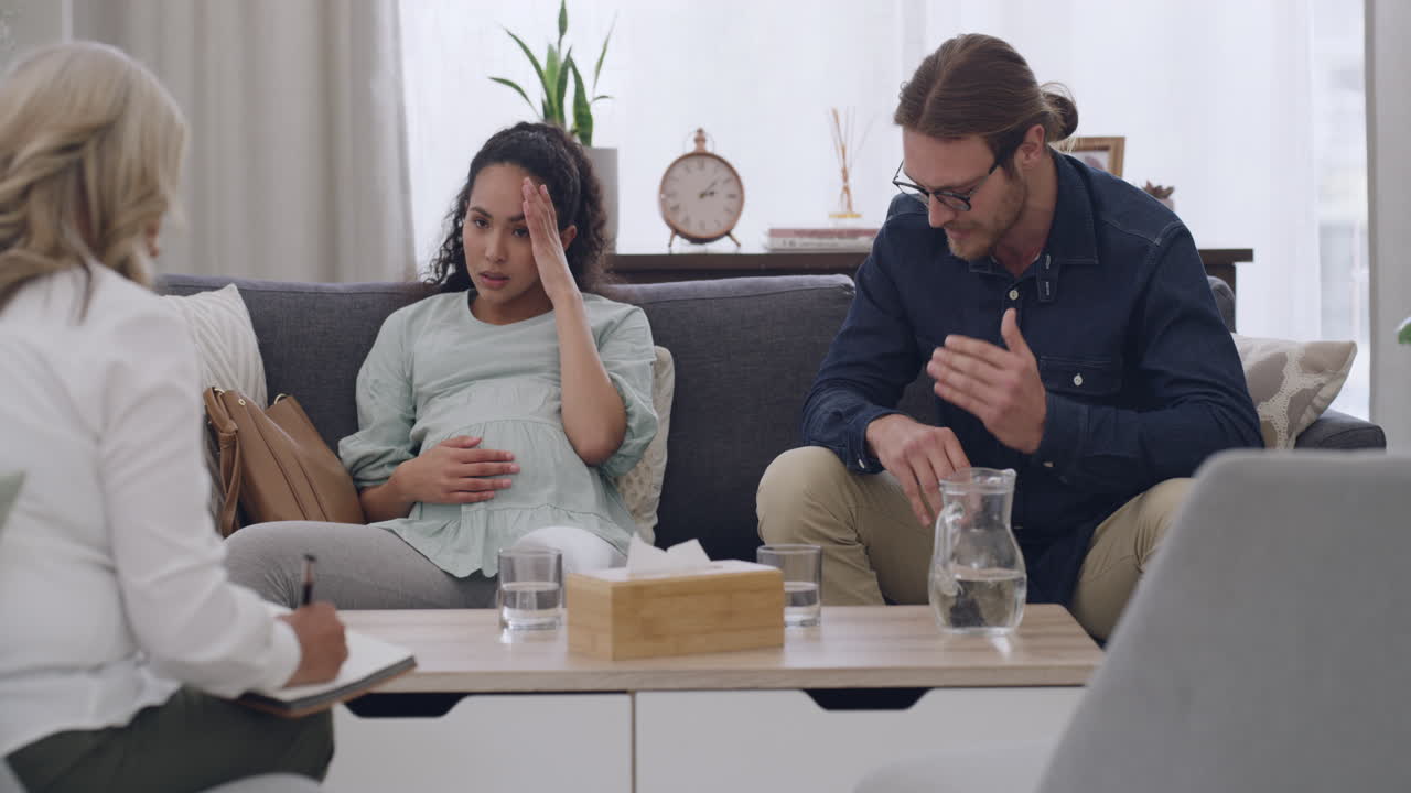 젊은 인종 간 부부가 치료 중에 논쟁하고 있습니다.