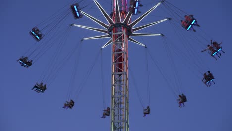 noche de entretenimiento en el parque de atracciones