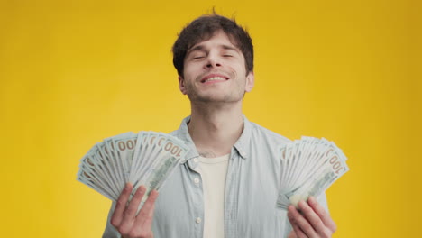 hombre celebrando con dinero