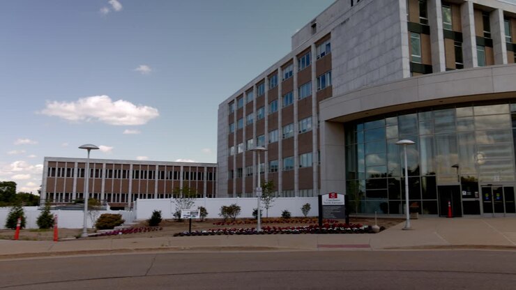 Tribunale della Contea di Oakland in Michigan all'ingresso nord con video stabilizzato con panoramica da sinistra a destra, inquadratura ampia