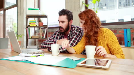 Casual-business-team-working-together-at-desk