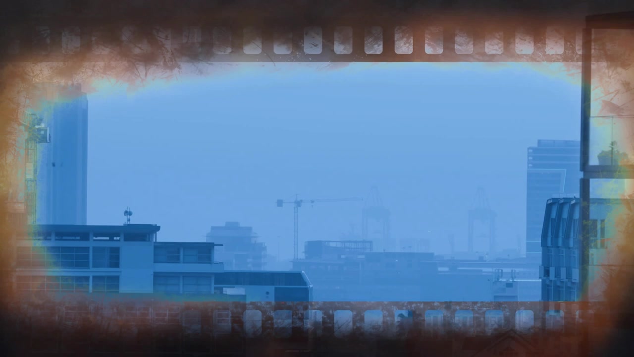 Verbrande filmstrip rand flikkert rond statische stadsskyline, wat een nostalgische sfeer oproept