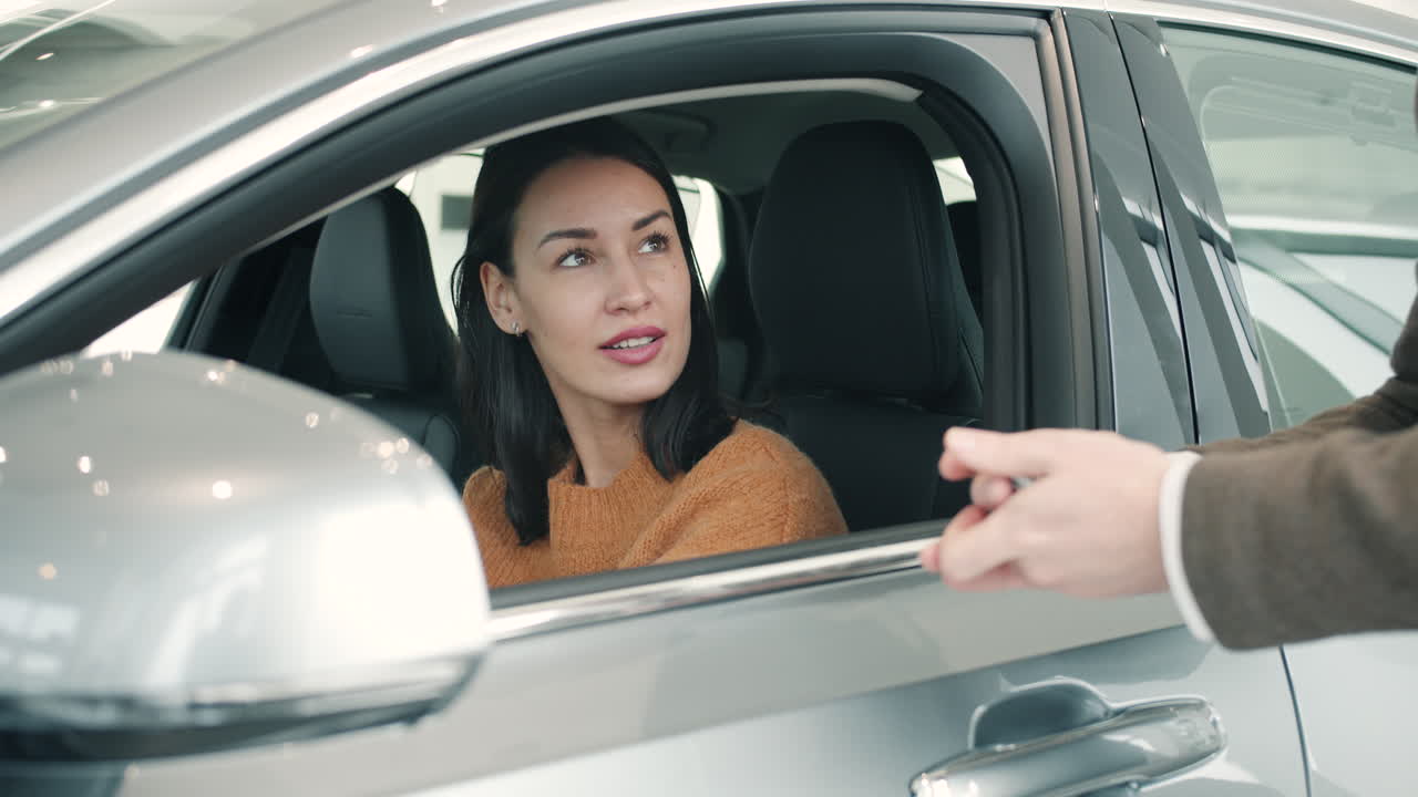 prueba de mujer conduciendo un coche en una sala de exhibición