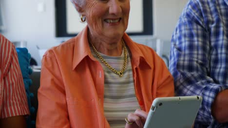 Mujer-Mayor-Usando-Tableta-Digital-4k