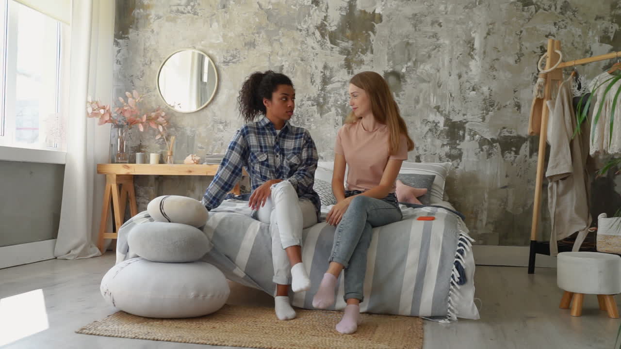 두 명의 여자 친구, 한 명은 전화로 메시지를 받고 둘 다 흥분합니다.