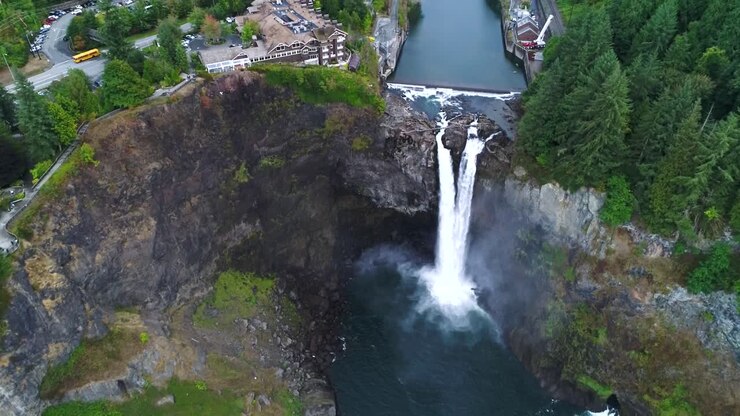Ampia veduta aerea che si allontana dalle cascate Snoqualmie nello Stato di Washington.