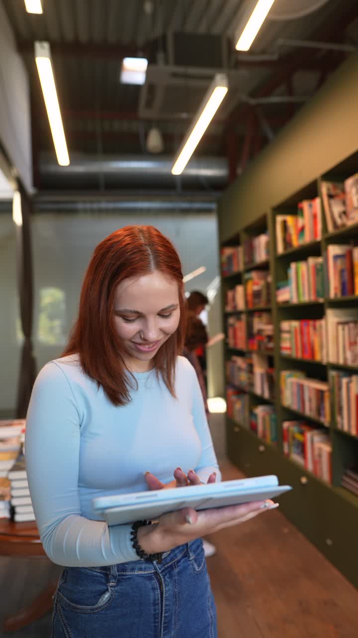 Donna che usa un tablet in una biblioteca moderna