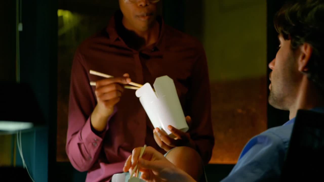 4k 데스크에서 누들을 먹는 비즈니스 동료들