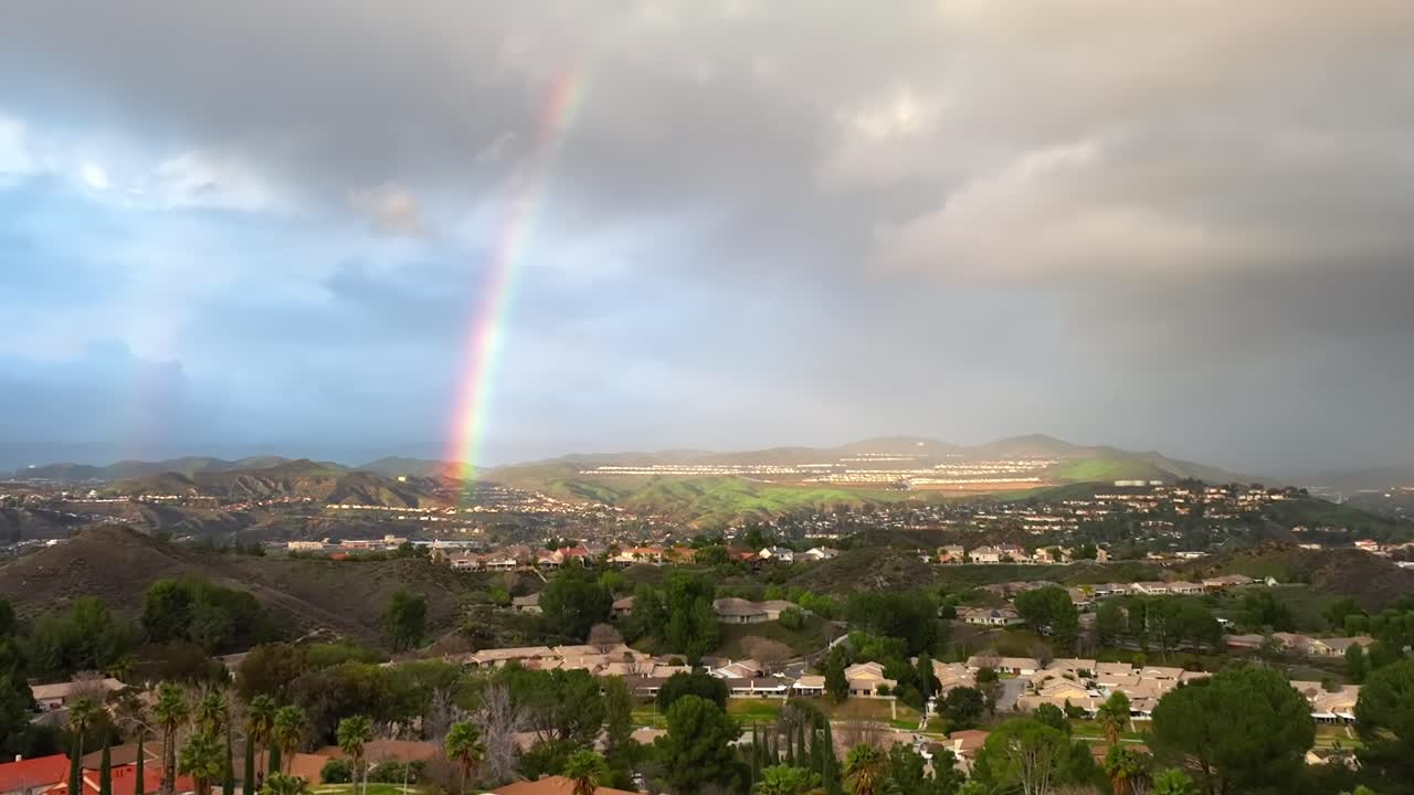 vista aérea del arco iris sobre el valle y las colinas, santa clarita, los angeles ca usa, disparo de drone de pedestal