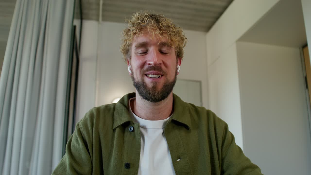 hombre en llamada de video