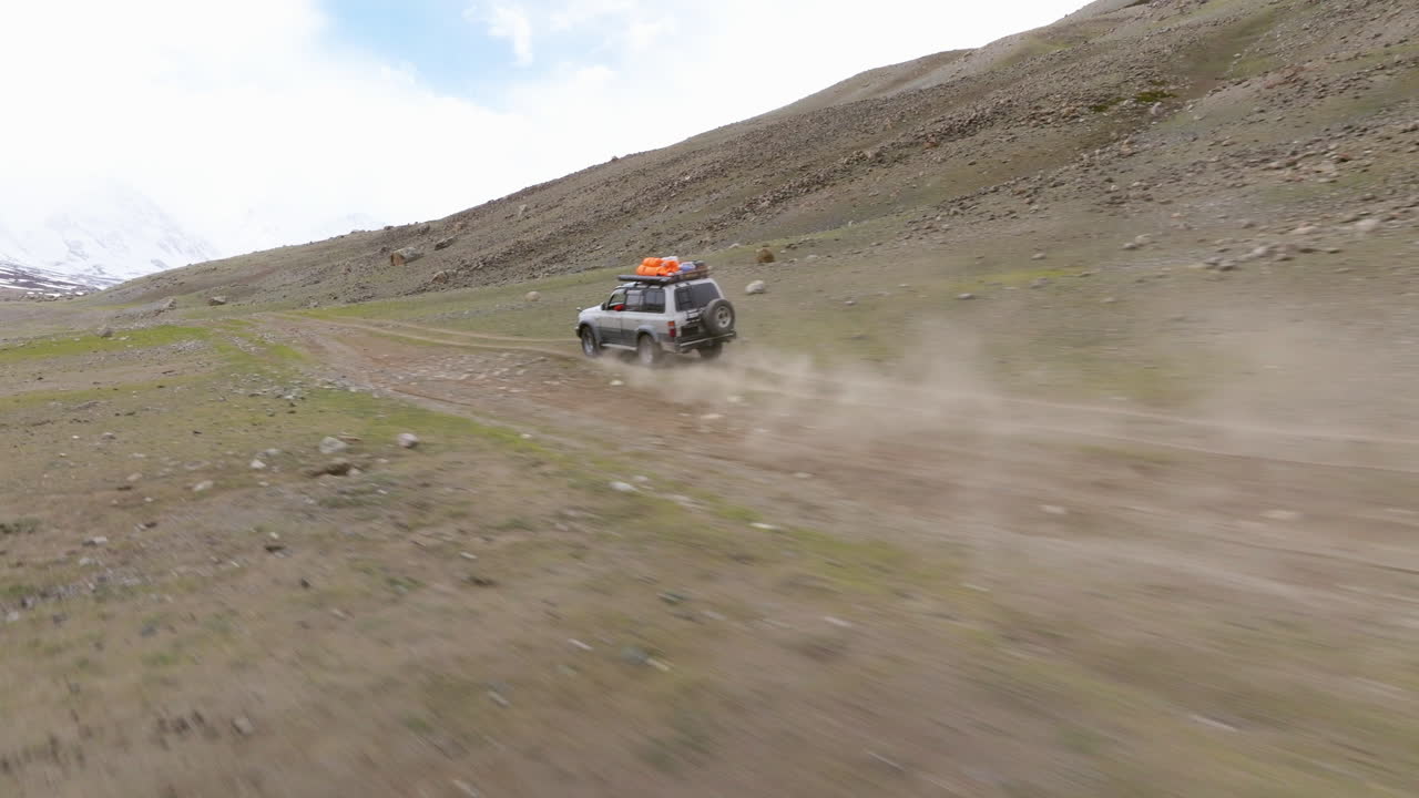 Veicolo fuoristrada che attraversa la valle di Tsagaan Gol nelle montagne dell'Altai in Mongolia - Ripresa con drone.