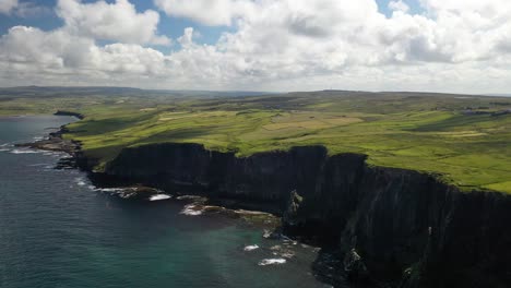 Impresionantes-Acantilados-De-Moher-En-El-Día-De-Verano,-Destino-De-Viaje-Irlandés,-Antena