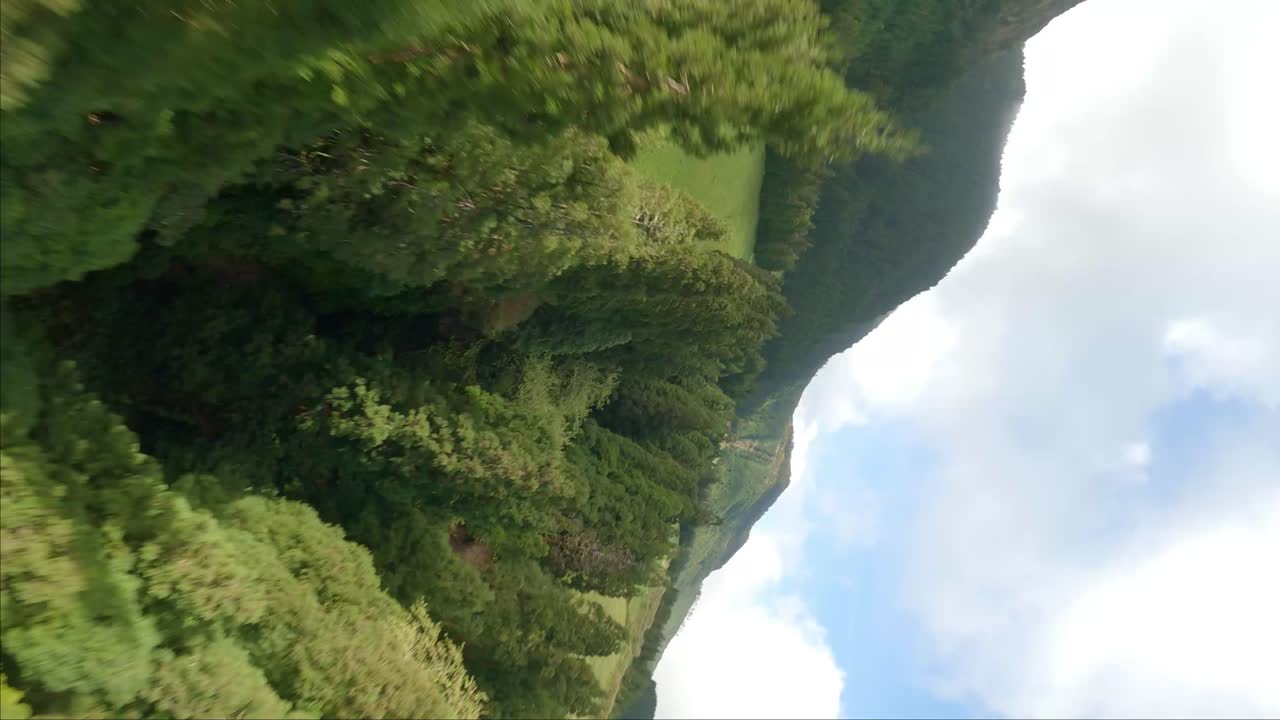 fpv vertical disparado sobre colinas de niebla en el verano