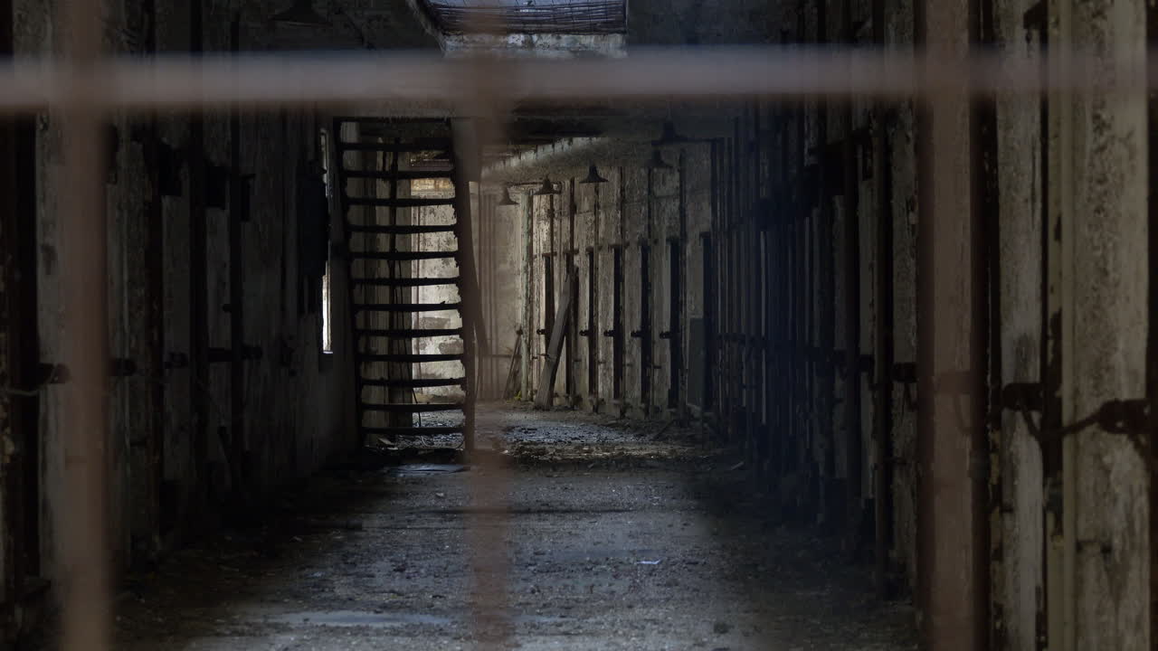 bloque de celdas de la prisión decrépito visto a través de las rejas
