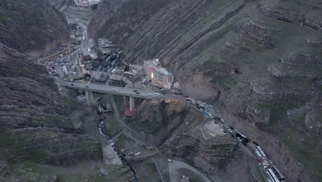 Drohne-Fliegt-über-Einen-Fluss-Und-Fällt-Auf-Die-Bekhal-Touristenstraße---4k-2021