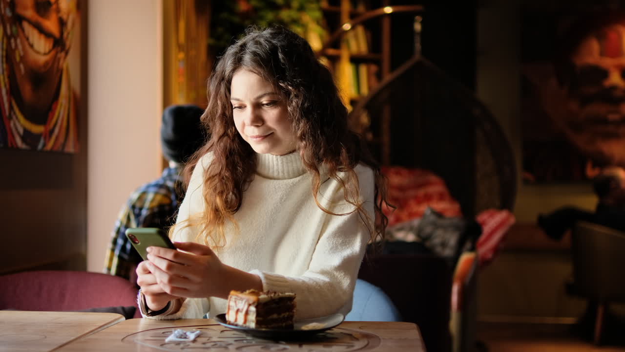 Donna che mostra a un barista in un bar uno smartphone con il certificato di vaccinazione internazionale COVID-19. Dose di richiamo. Scansione del codice QR. Interni del bar, tavolo con una torta