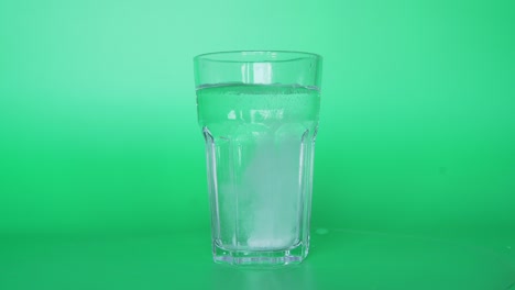 primer plano de la pantalla verde: la píldora se disuelve en agua