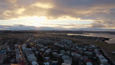 puesta de sol sobre la ciudad de reykjavik, islandia