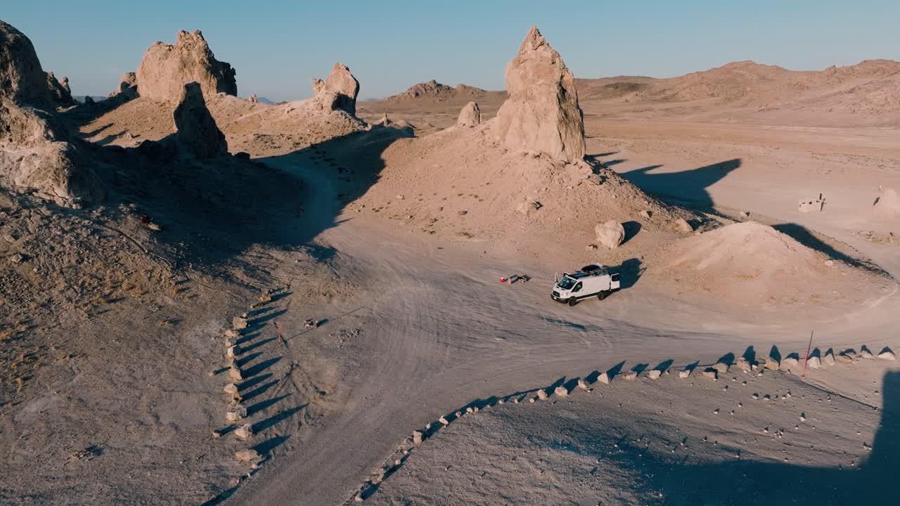 drone aéreo disparado trona pinnacles desierto de california con furgoneta camper al atardecer