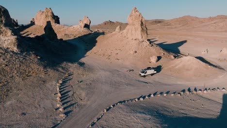 Toma-Aérea-De-Drones-Trona-Pinnacles-Desierto-De-California-Con-Autocaravana-Al-Atardecer