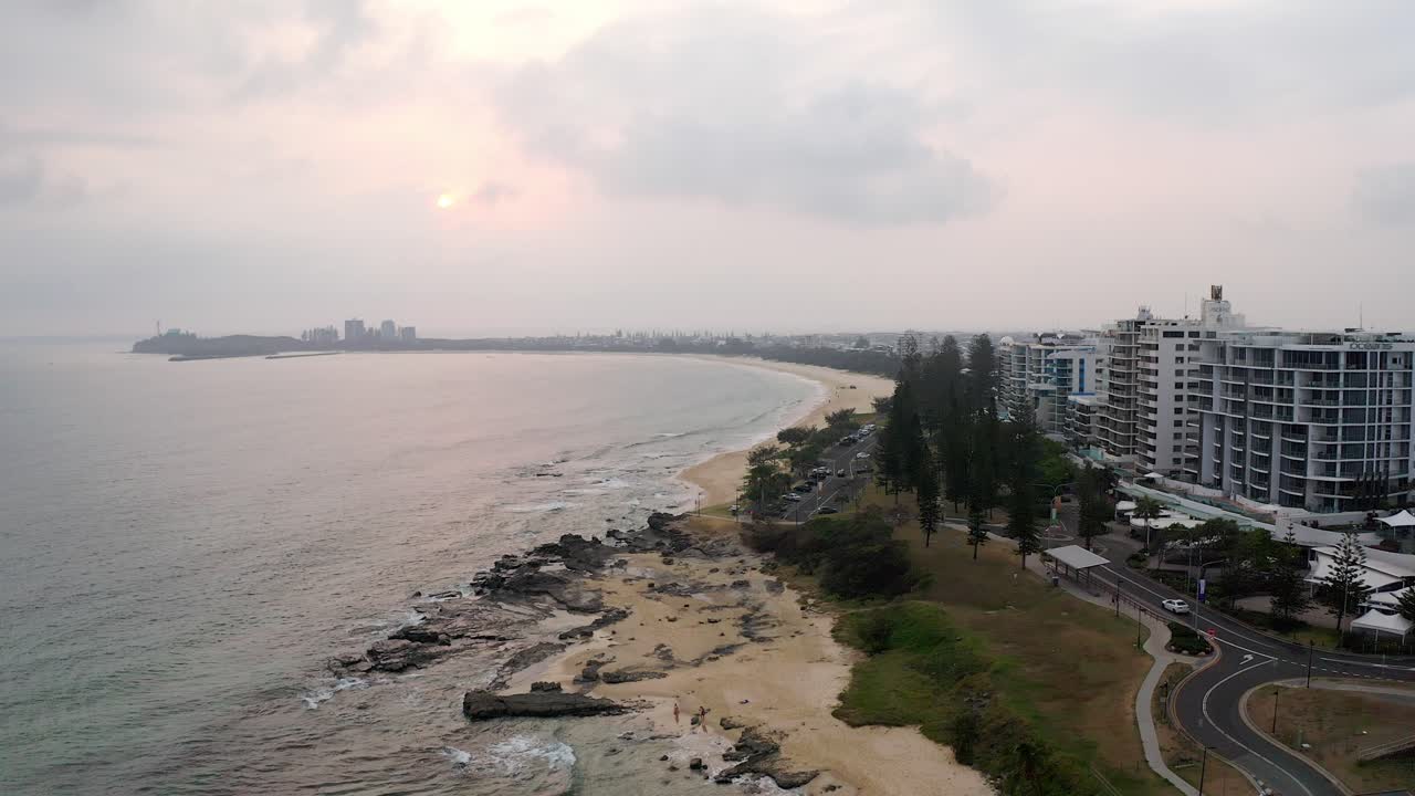 Panorama degli edifici del resort sul litorale della spiaggia di Mooloolaba nel Queensland, Australia
