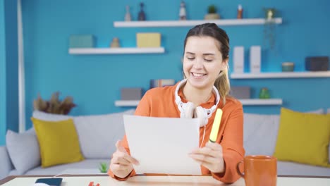 Mujer-Joven-Empresaria-Que-Trabaja-En-La-Oficina-Del-Hogar-Trabajando-Y-Divirtiéndose-En-Estado-De-ánimo-Positivo.