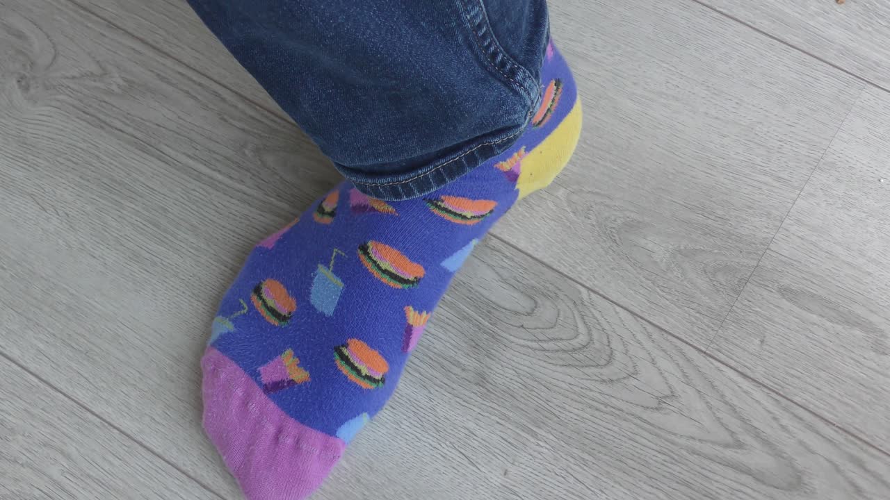 hombre con calcetines estampados con zapatos de cuero marrón