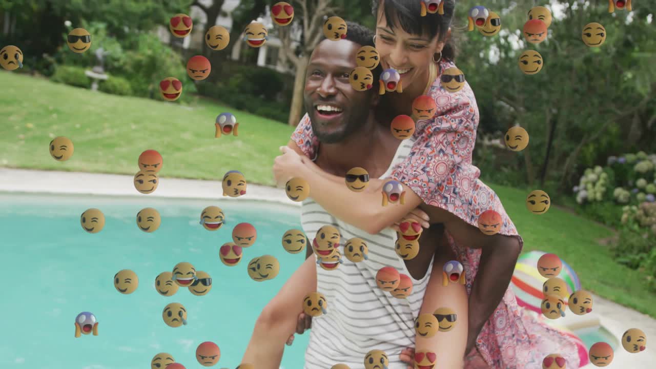Uomo che porta una donna in spalla in piscina, con icone emoji che fluttuano e riempiono l'inquadratura per i social media.