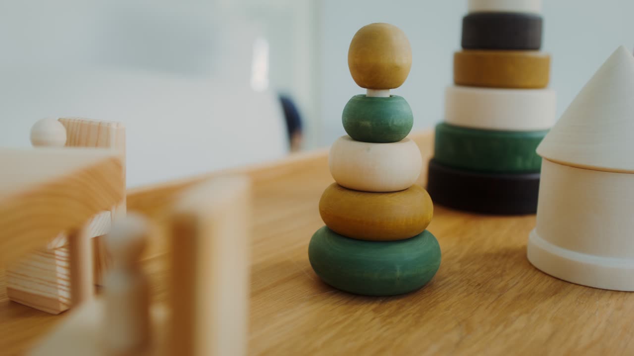 나무 장난감과 스테이킹 링