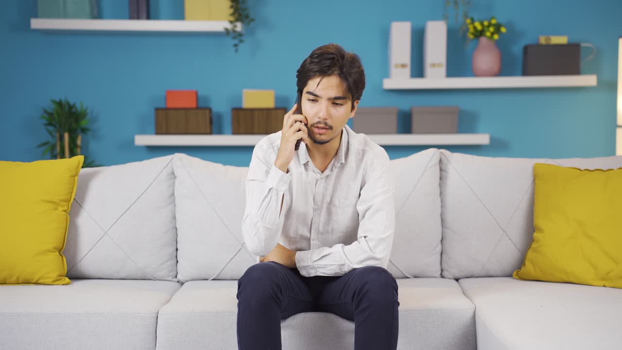 전화로 나쁜 소식을 받은 사람.