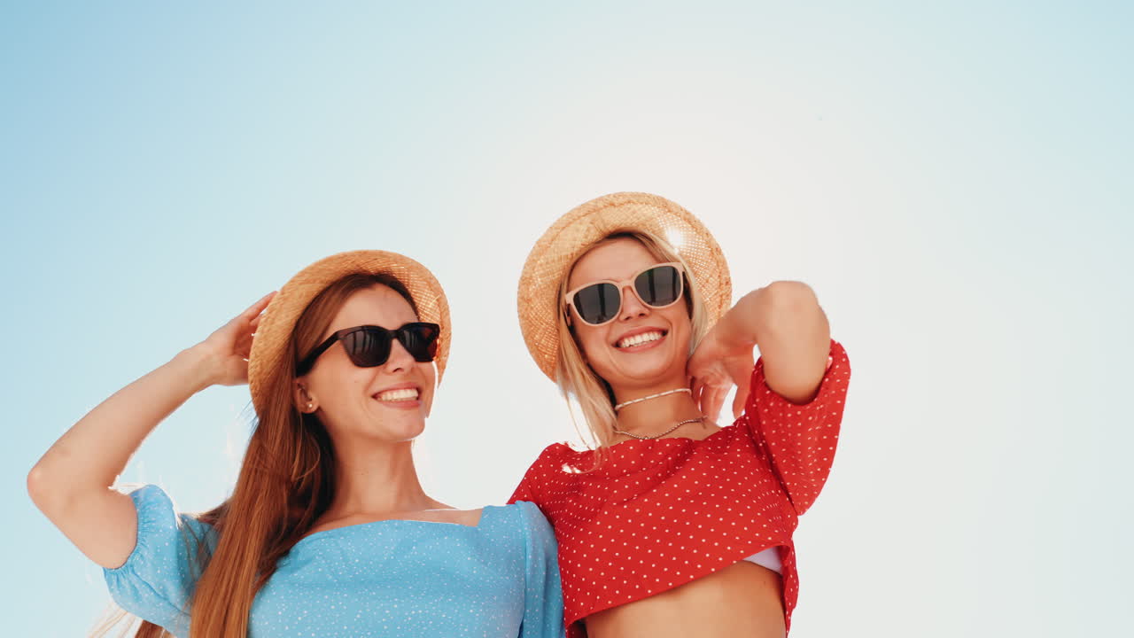 두 명의 행복한 여성들이 웃고 있습니다.