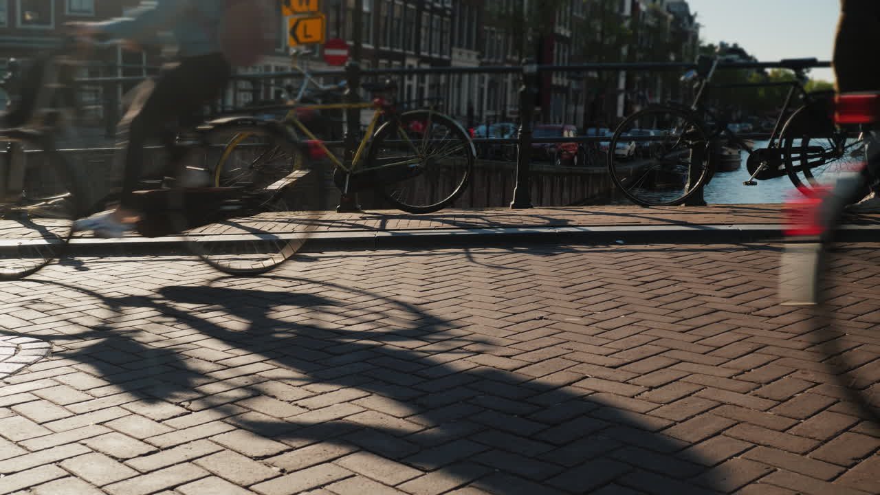 Tráfego de bicicletas em ponte estreita em Amsterdã