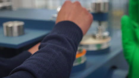 una mujer instalando una máquina de prueba de esfuerzo