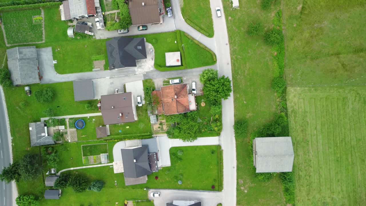 vista de drones desde la casa familiar en medio del asentamiento