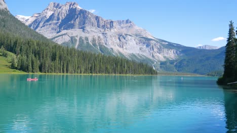 vista natural del paisaje del lago esmeralda, parque nacional yoho, alberta, canadá con una canoa en el lago con un cielo azul claro y una cordillera rocosa en verano durante el día