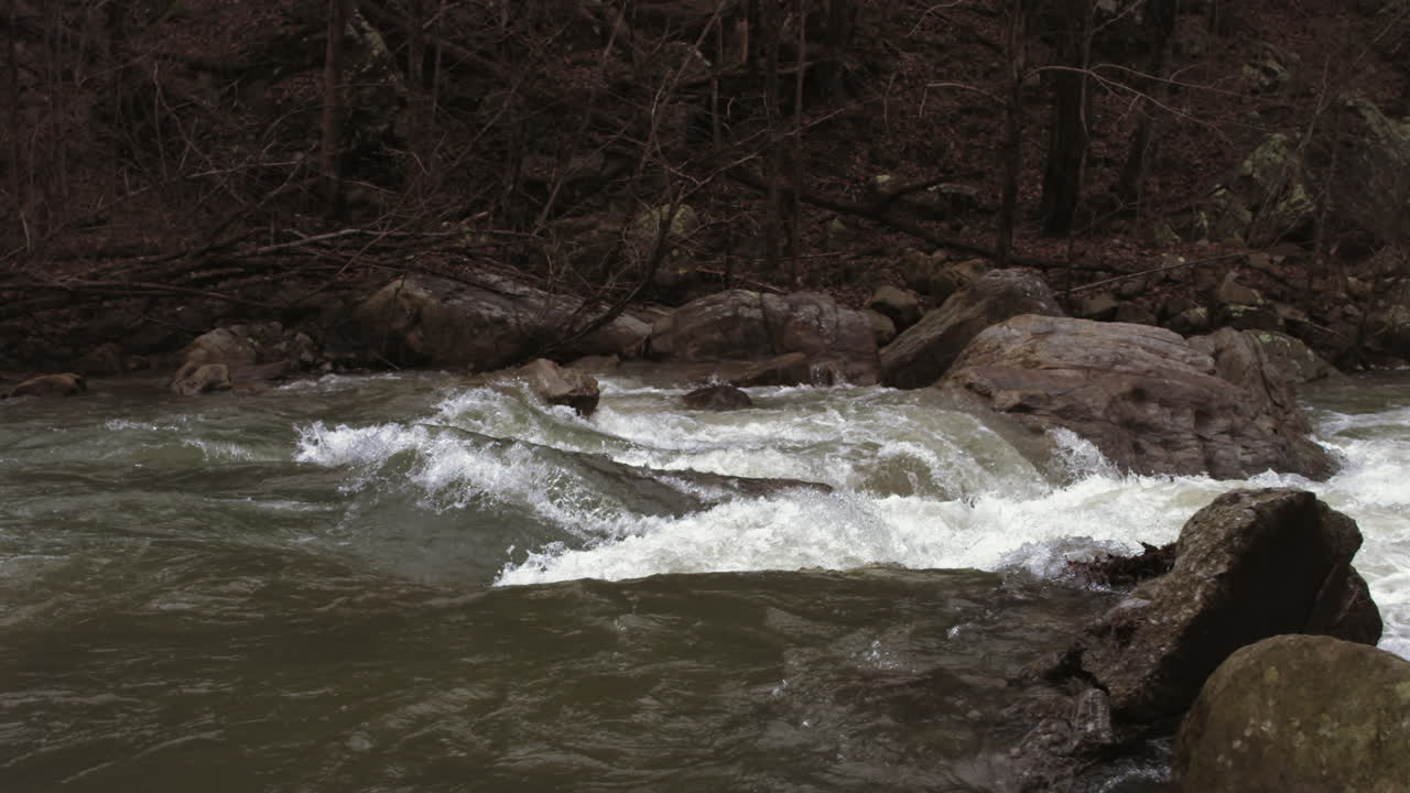 Ampia panoramica al rallentatore di onde nelle rapide a Suck Creek a Chattanooga, Tennessee