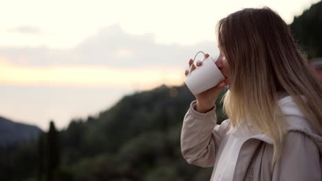 Blonde-Frau-Genießt-Den-Blick-Auf-Die-Berge-Und-Nippt-An-Einem-Drink