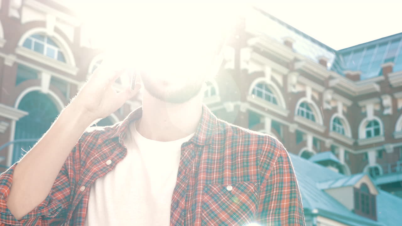 야외에서 전화 통화하는 남자