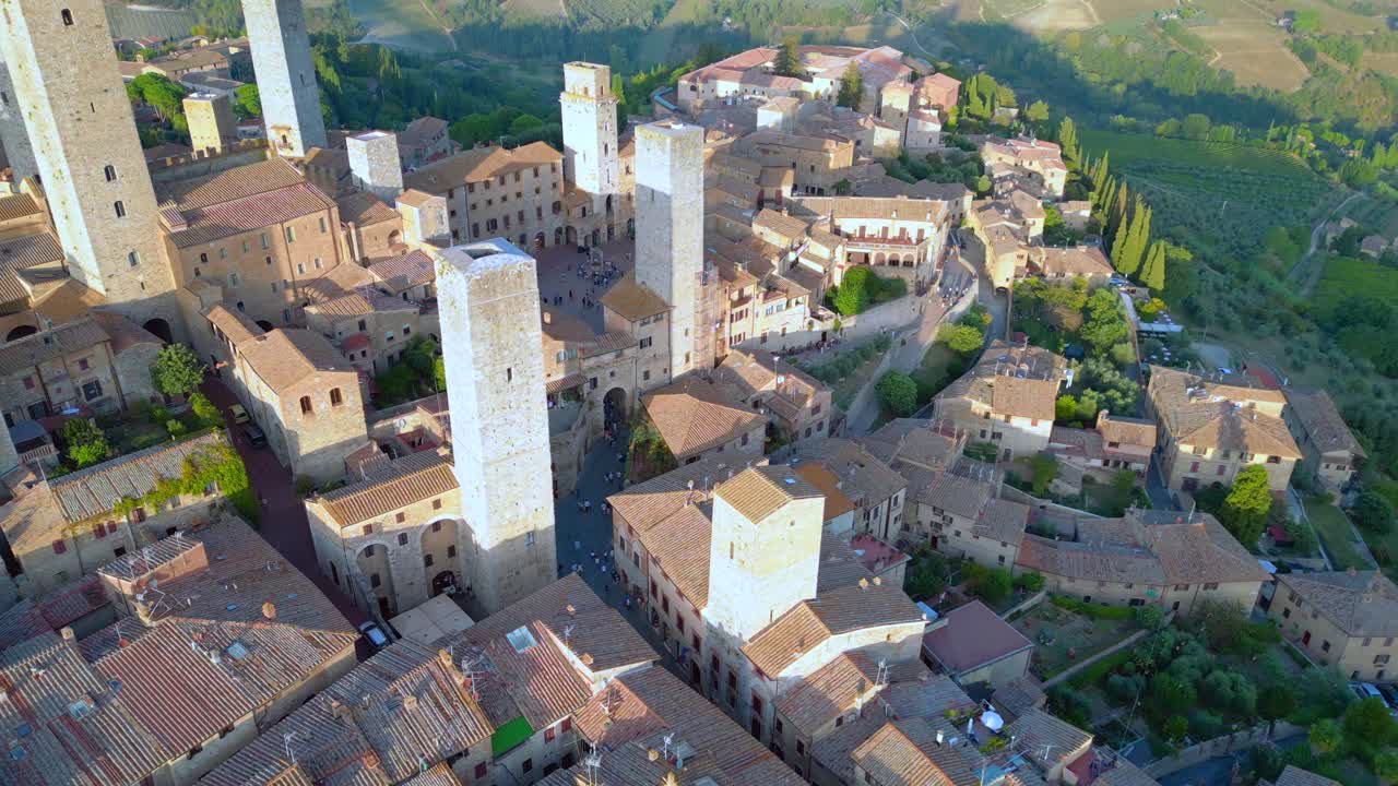 mercado encantador vista aérea desde arriba vuelo san gimignano medieval ciudad torre de colina toscana italia
