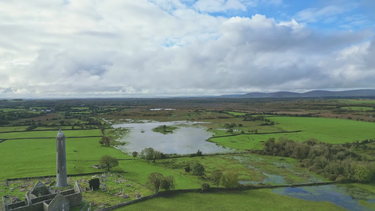 Kilmacduagh Klosteret og dets runde tårn - ruiner af et kloster nær byen Gort i County Galway, Irland. Dronefoto fra luften
