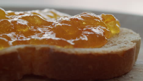 Mermelada-De-Cítricos-Con-Pan-Blanco