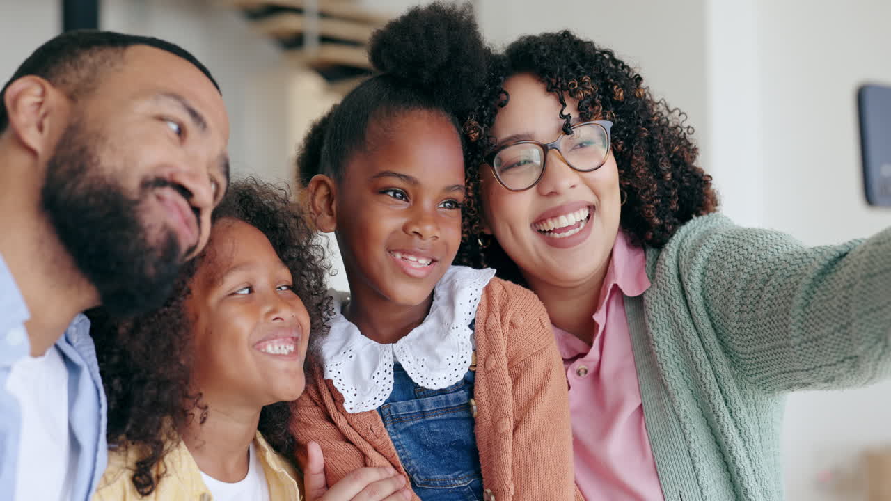 Casa, selfie e pais com filhas