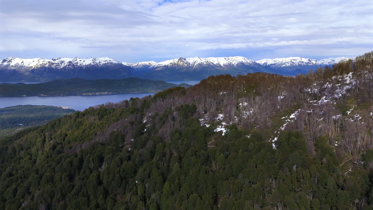 hermosa vista panorámica del avión no tripulado sobre el entorno natural de villa la angostura, argentina.