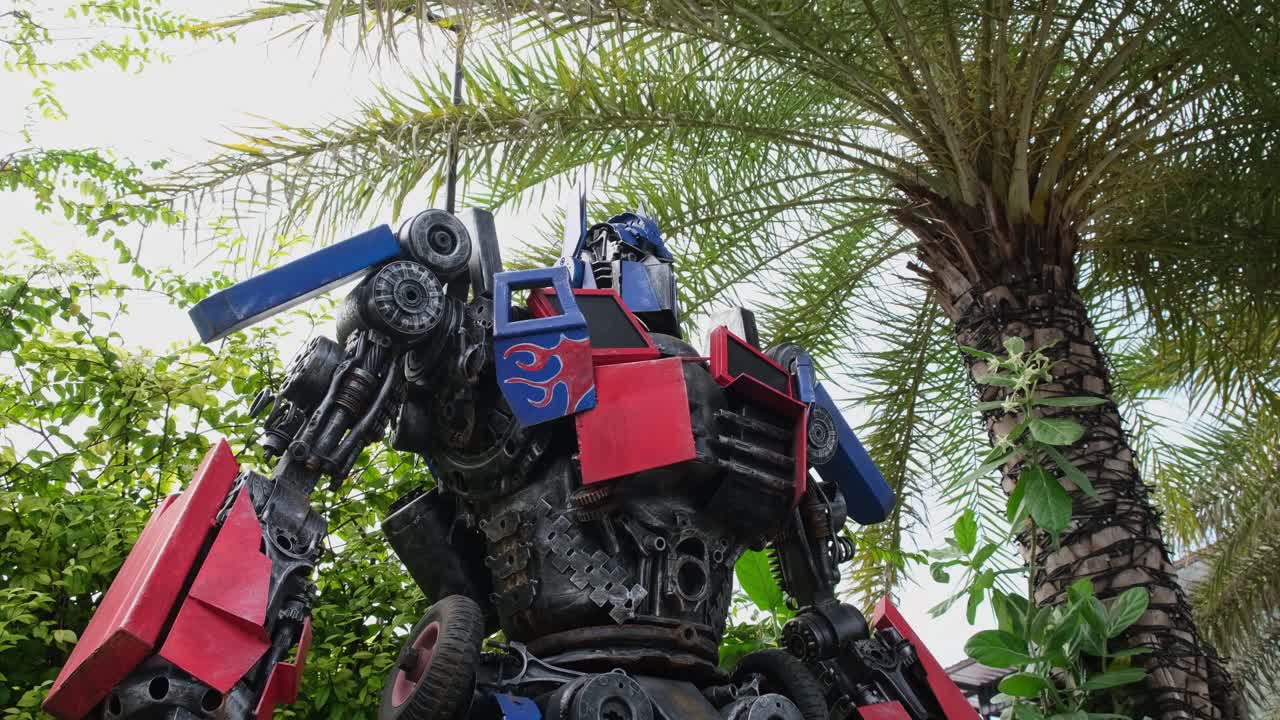 트랜스포머처럼 보입니다. 옵티머스 프라임 버전입니다. 금속 조각을 재활용하여 예술적인 것을 만들었습니다.