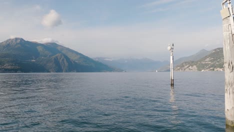 4k-Aéreo---Vuelo-Lento-Y-Bajo-Más-Allá-De-Los-Puestos-De-Amarre-En-El-Lago-De-Como,-Italia