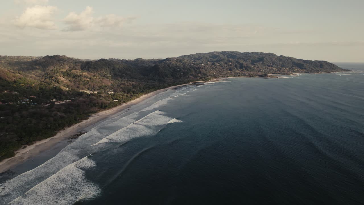 drone sopra la costa della costa rica con onde lunghe per il surf e la giungla