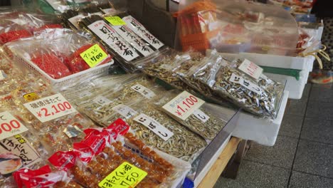 Exhibición-De-Pescado-Seco-Japonés-En-El-Puesto-Del-Mercado-Con-Etiqueta-De-Precio-En-Sapporo,-Japón