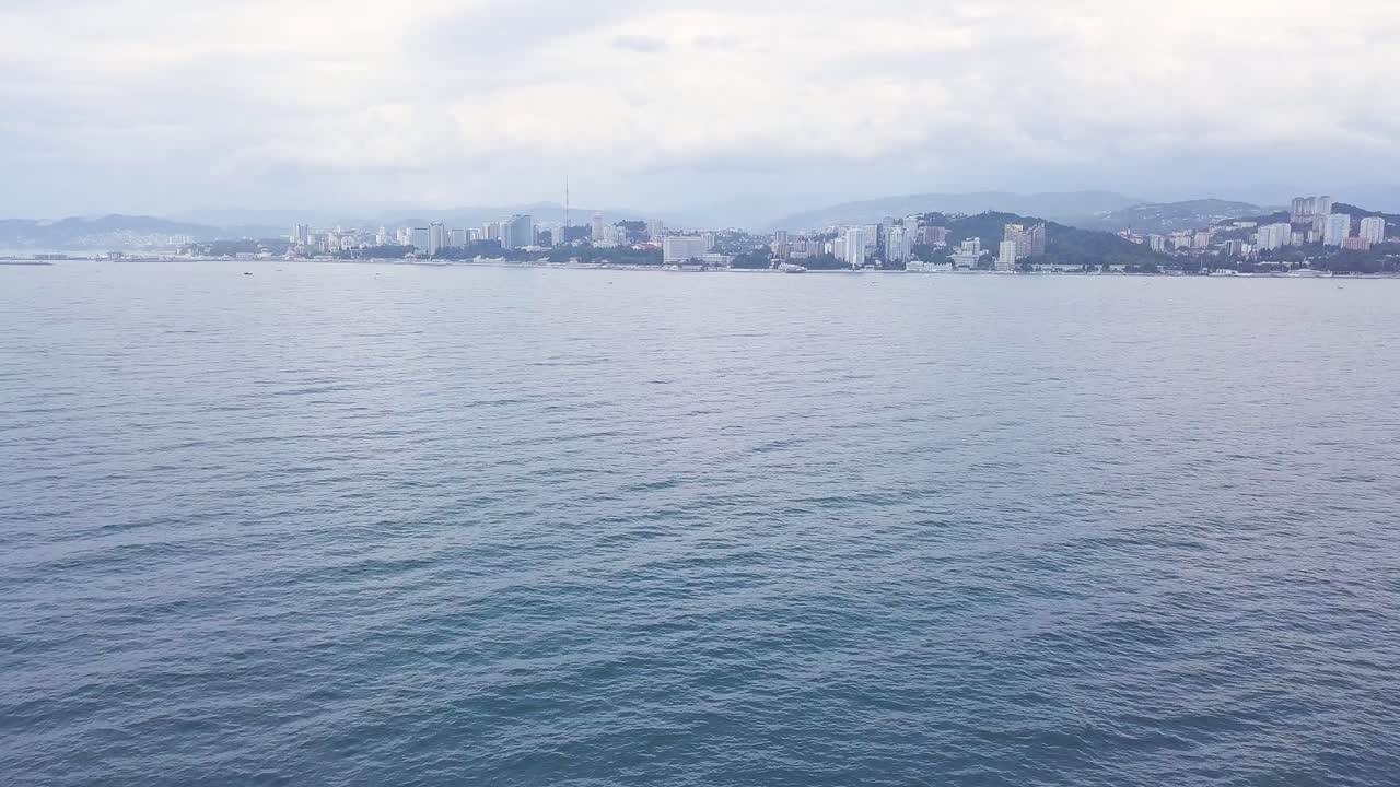 요트 와 함께 해안 도시 풍경